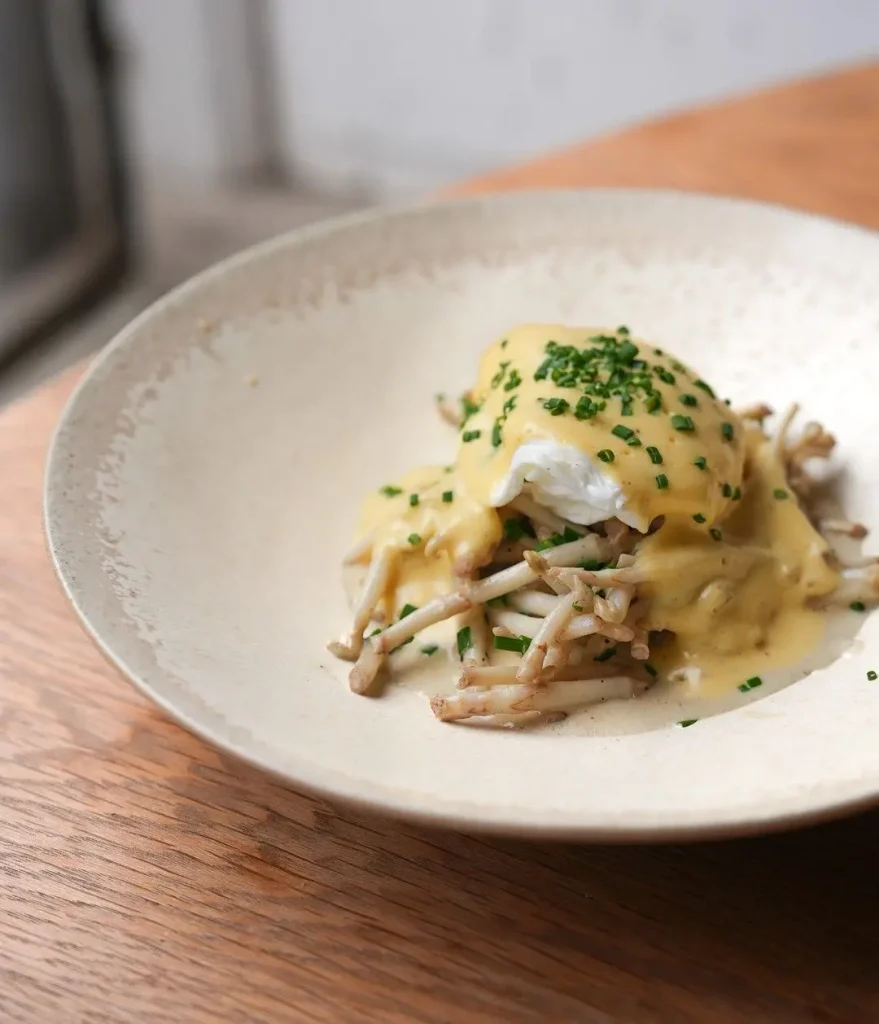 Hopscheuten met hollandaisesaus en gepocheerd ei recept van Jeroen Meus